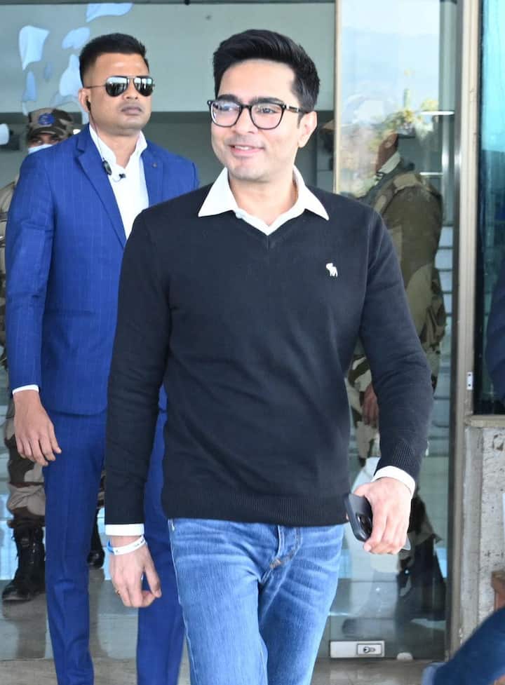 তিনি আরও বলেন, ' মানুষের ক্ষোভ আমাদের কাছে আর্শীর্বাদ, ভালবাসা। দিদির দূতদের বলব, এতটুকু বিচলিত হবেন না। । আমরা মানুষের জন্য কাজ করে যাব। এটা কোনও ক্ষোভ নয়।'