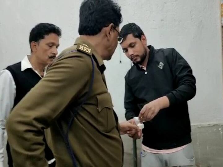 Attack on Police: आरा में उत्पाद टीम पर हमला करके भीड़ ने 4 गिरफ्तार शराब धंधेबाजों को भगाया, पुलिस पर चलाए ईंट-पत्थर Attack on Police: Attack on production team in Arrah People drove away Four arrested Sharab Mafia, threw bricks and stones on Team ann Attack on Police: आरा में उत्पाद टीम पर हमला करके भीड़ ने 4 गिरफ्तार शराब धंधेबाजों को भगाया, पुलिस पर चलाए ईंट-पत्थर