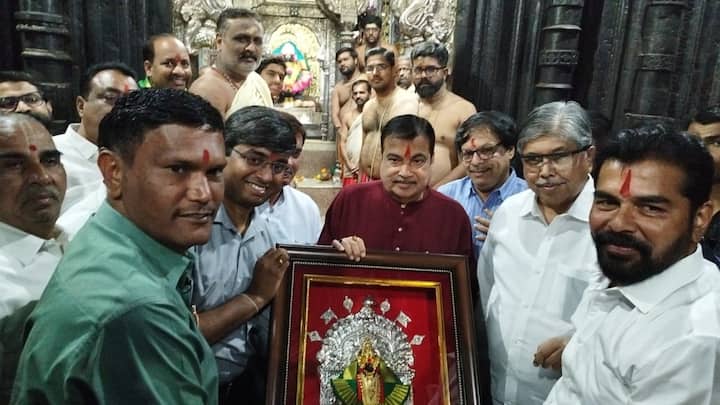 नितीन गडकरी यांनी शुक्रवारी पेठ सांगली रस्त्याचे चौपदरीकरणासाठी भूमिपूजन केले.