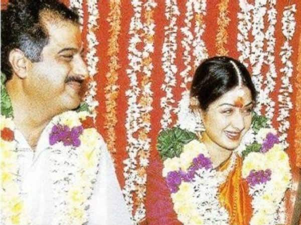 श्रीदेवी (Sridevi) को कौन नहीं जानता है? एक मशहूर कलाकार के साथ-साथ उनकी खूबसूरती भी काफी ज्यादा लाजवाब थी.  श्रीदेवी ने बोनी कपूर (Boney Kapoor) के साथ शादी की. बता दें कि बोनी कपूर पहले से ही शादीशुदा थे और इसके बावजूद भी उन्होंने श्रीदेवी के साथ में 1996 में मंदिर में फेरे ले लिए.श्रीदेवी ने ये जल्दबाजी शादी के पहले की प्रेग्नेंसी के कारण दिखाई थी.  (Photo- Instagram)