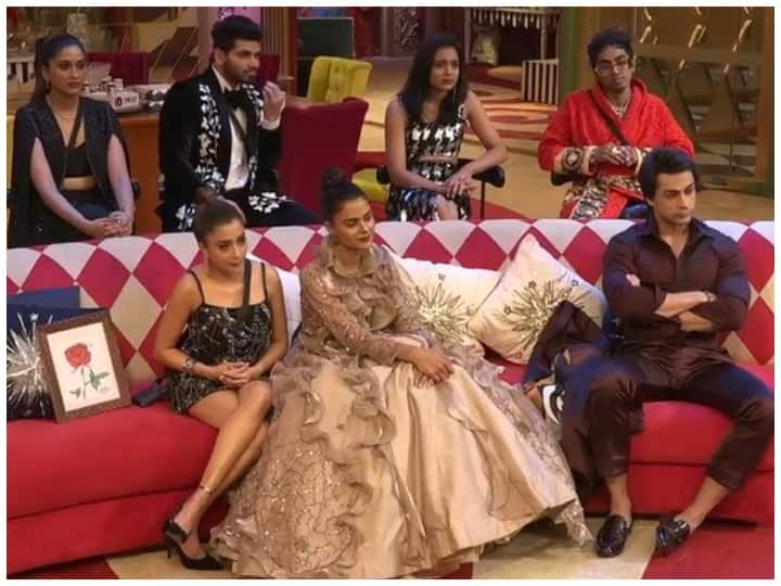 Bigg Boss 16 Priyanka argument with Shiv Thakare over sitting on the sofa taunting him you are not a gentleman Bigg Boss 16: सोफे पर बैठने को लेकर प्रियंका की शिव से हुई बहस, ताना मारते हुए बोलीं- 'नहीं हो जेंटलमैन'