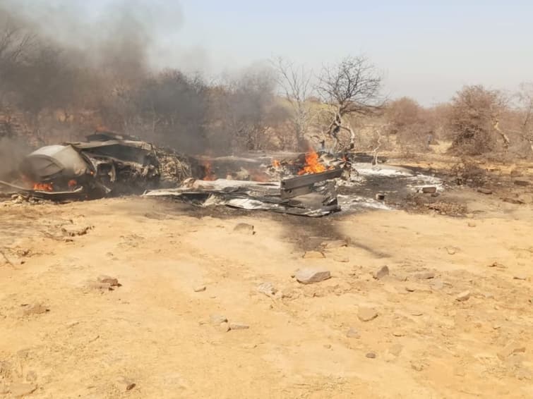 Sukhoi 30 and Mirage 2000 crashed in Madhya Pradesh One of three pilots killed MP Plane Crash : मध्य प्रदेशात सुखोई-30 आणि मिराज-2000 कोसळले, एका पायलटचा करुण अंत; अपघात नेमका कसा घडला?
