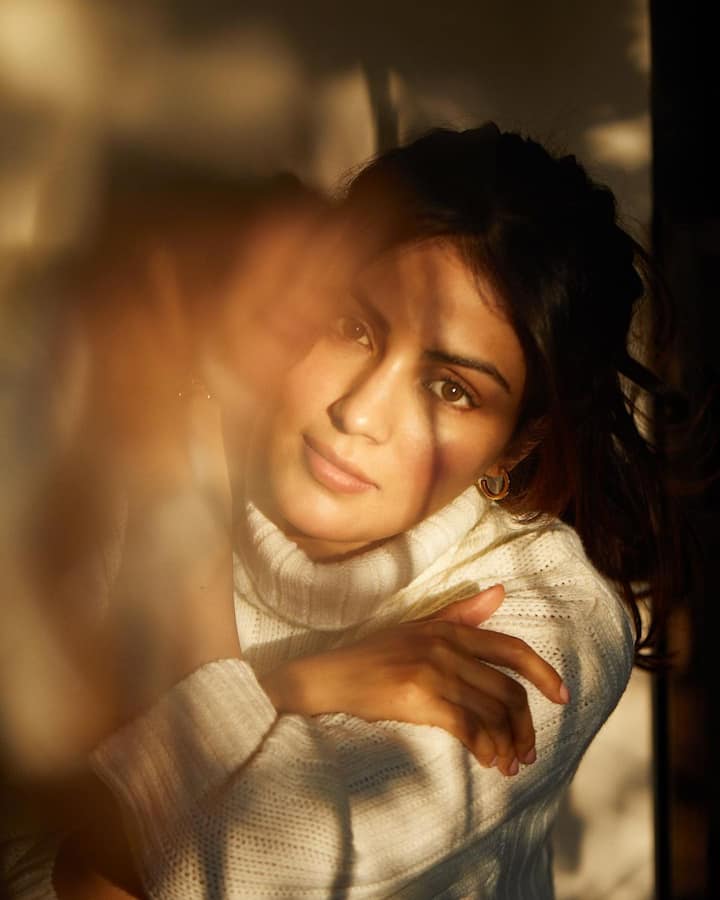 She wore a white turtleneck pullover for the photoshoot. (Images Source: Instagram/rhea_chakraborty)