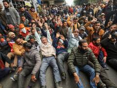 दो दशक पुरानी मांगों को लेकर सड़क पर उतरे जम्मू में दिहाड़ी मजदूर व शिक्षक,  पुलिस ने ऐसे कराया प्रदर्शन समाप्त