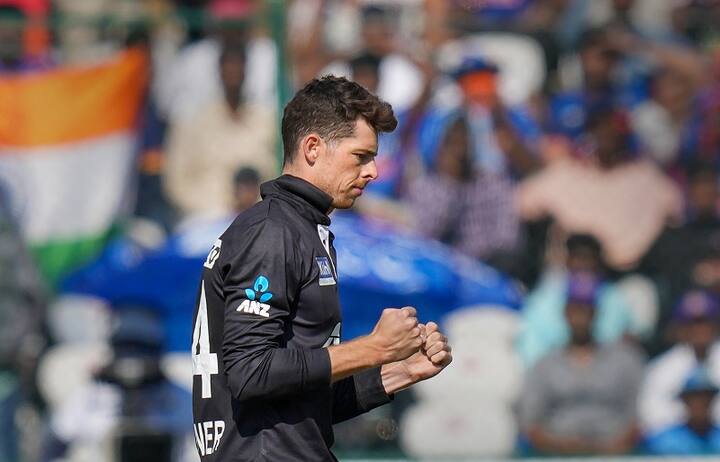 রাঁচিতে ভারতের বিরুদ্ধে অনন্য কীর্তি গড়লেন মিচেল স্যান্টনার। ৪ ওভারে মাত্র ১১ রান খরচ করে ২ উইকেট নেন বাঁহাতি স্পিনার। এক ওভার মেডেনও করেন।