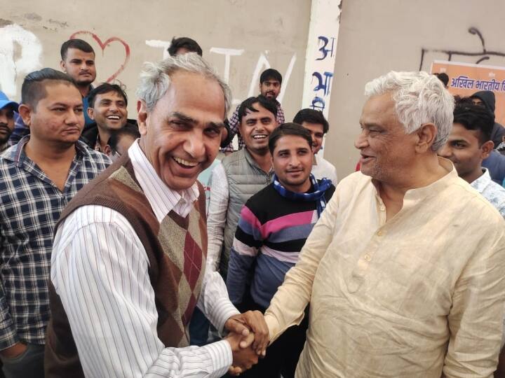 Jaipur: बीजेपी सांसद के धरने को कांग्रेस विधायक का समर्थन, दोनों के हाथ मिलाने का क्या है सियासी कनेक्शन? Rajasthan Politics Congress MLA Harish Meena supported BJP MP Kirodi Lal Meena Protest in Jaipur ANN Jaipur: बीजेपी सांसद के धरने को कांग्रेस विधायक का समर्थन, दोनों के हाथ मिलाने का क्या है सियासी कनेक्शन?