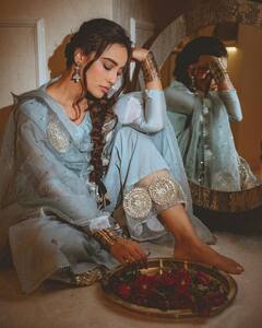 Surbhi Jyoti Photos: बालों में परांदा.. सिर पर दुपट्टा ओढ़ पंजाबी कुड़ी बनीं सुरभि ज्योति, फैंस बोले- ‘किसी की नजर ना लगे’