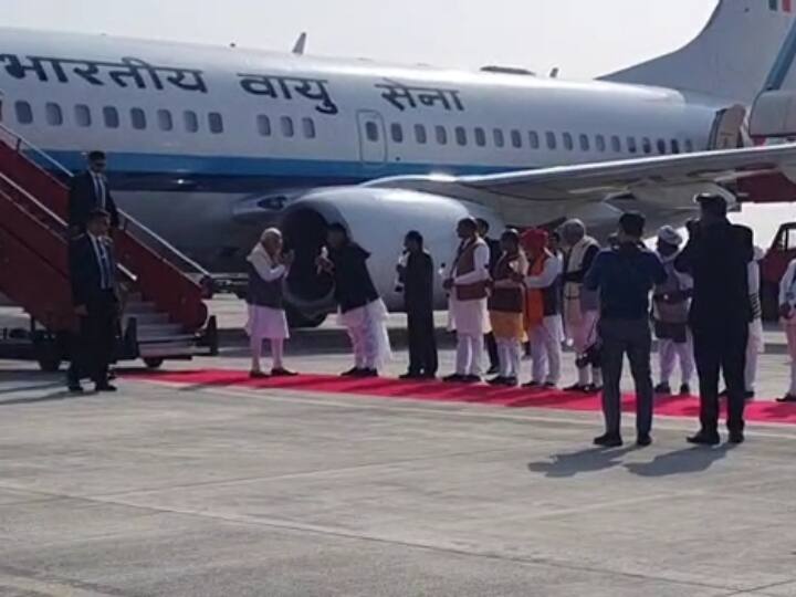 PM Modi in Rajasthan: उदयपुर पहुंचे PM मोदी का BJP सांसद और विधायकों ने किया स्वागत, भीलवाड़ा हुए रवाना Udaipur Rajasthan Welcome to PM Narendra Modi reached security arrangements go Bhilwara in program ANN PM Modi in Rajasthan: उदयपुर पहुंचे PM मोदी का BJP सांसद और विधायकों ने किया स्वागत, भीलवाड़ा हुए रवाना