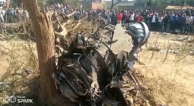 विमान दुर्घटना के बाद भारी संख्या में ग्रामीणों की भीड़ उमड़ गई. दुर्घटनास्थल से ग्रामीणों की भीड़ को हटाने में पुलिस को पसीना बहाना पड़ा.