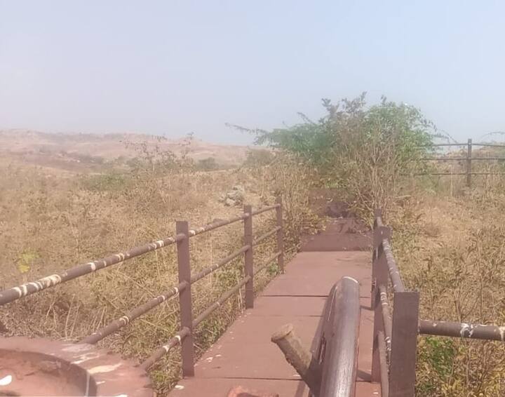 मात्र रात्री अज्ञाताने संरक्षक साखळी तोडत गेटची तोडफोड करत पाणी नदीपात्रात सोडले.