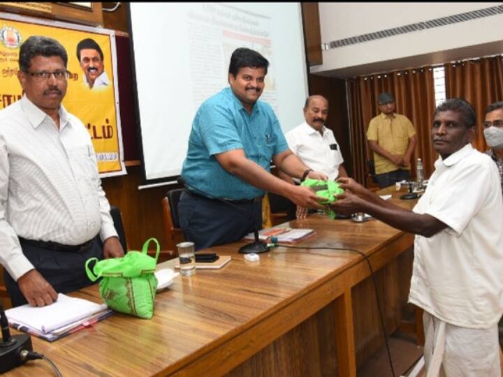 The District Governor inaugurated the first sale of ulund in Karur TNN கரூரில் உளுந்தின் முதல் விற்பனையை துவக்கி வைத்த மாவட்ட ஆட்சியர்