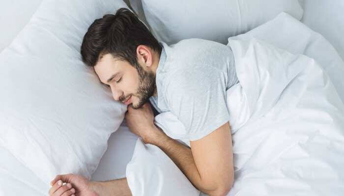 नींद की कमी के कारण भी आंखें सूजी नजर आती है तो आप कोशिश करें कि रात में पर्याप्त नींद लें.