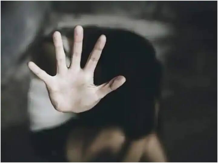 three year old girl allegedly gang raped by two men in delhi fatehpur beri accused arrested Girl Child Gangrape: ਦਿੱਲੀ 'ਚ ਤਿੰਨ ਸਾਲ ਦੀ ਬੱਚੀ ਨਾਲ ਸਮੂਹਿਕ ਬਲਾਤਕਾਰ ਕਰਨ ਵਾਲੇ ਦੋ ਗ੍ਰਿਫਤਾਰ, ਜੰਗਲ 'ਚ ਲਹੂ-ਲੁਹਾਨ ਮਿਲੀ ਸੀ ਮਾਸੂਮ