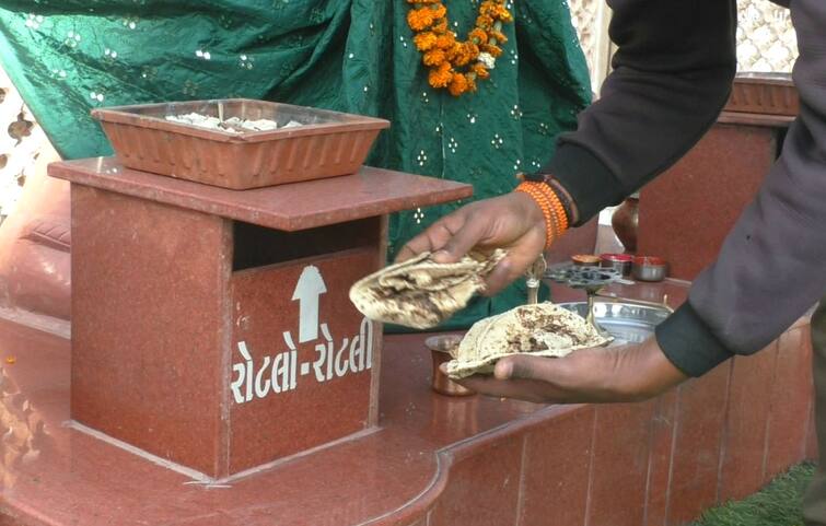 Prasad of roti is offered in the Hanumanji temple in Patan Patan: ગુજરાતનું એક માત્ર હનુમાનજીનું મંદિર જ્યાં પ્રસાદમાં ચડાવવામાં આવે છે માત્ર રોટલી