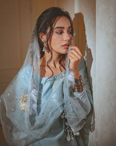 Surbhi Jyoti Photos: बालों में परांदा.. सिर पर दुपट्टा ओढ़ पंजाबी कुड़ी बनीं सुरभि ज्योति, फैंस बोले- ‘किसी की नजर ना लगे’