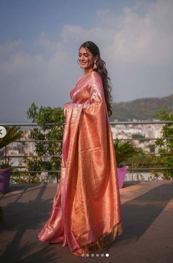 ਮ੍ਰਿਣਾਲ ਠਾਕੁਰ ਨੇ ਪਿੰਕ ਸਿਲਕ ਸਾੜ੍ਹੀ ਦੇ ਨਾਲ ਦਿੱਤੀ ਇੱਕ ਪਿਆਰੀ ਮੁਸਕਰਾਹਟ