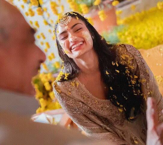 ਹਾਲ ਹੀ 'ਚ ਆਥੀਆ ਸ਼ੈੱਟੀ ਦੇ ਵਿਆਹ ਦੇ ਫੰਕਸ਼ਨ ਦੀਆਂ ਅਣਦੇਖੀਆਂ ਤਸਵੀਰਾਂ ਸਾਹਮਣੇ ਆਈਆਂ ਹਨ, ਜਿੱਥੇ ਉਹ ਕਾਫੀ ਸ਼ਰਮੀਲੀ ਨਜ਼ਰ ਆ ਰਹੀ ਹੈ।