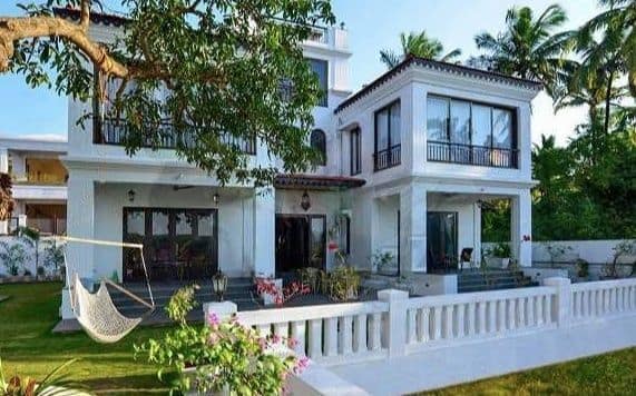 अक्षय कुमार - बॉलीवुड के खिलाड़ी कुमार अक्षय कुमार का भी गोवा में एक बंगला है. जिसे उन्होंने साल 2008 में खरीदा था. इस सी फेसिंग बंगले में एक्टर अक्सर फैमिली के साथ वेकेशन मनाने जाते हैं.