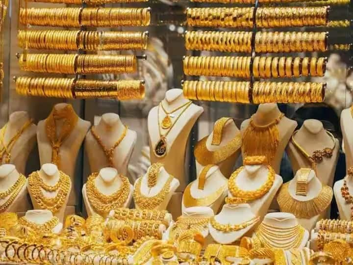 Gold Rate Today : भारतात पौष महिना सरताच लग्नसराईचे दिवस सुरु होतात. मात्र, सोन्याच्या वाढलेल्या दरामुळे ग्राहकांना सोनं खरेदी करताना मुरड घालावी लागतेय,.