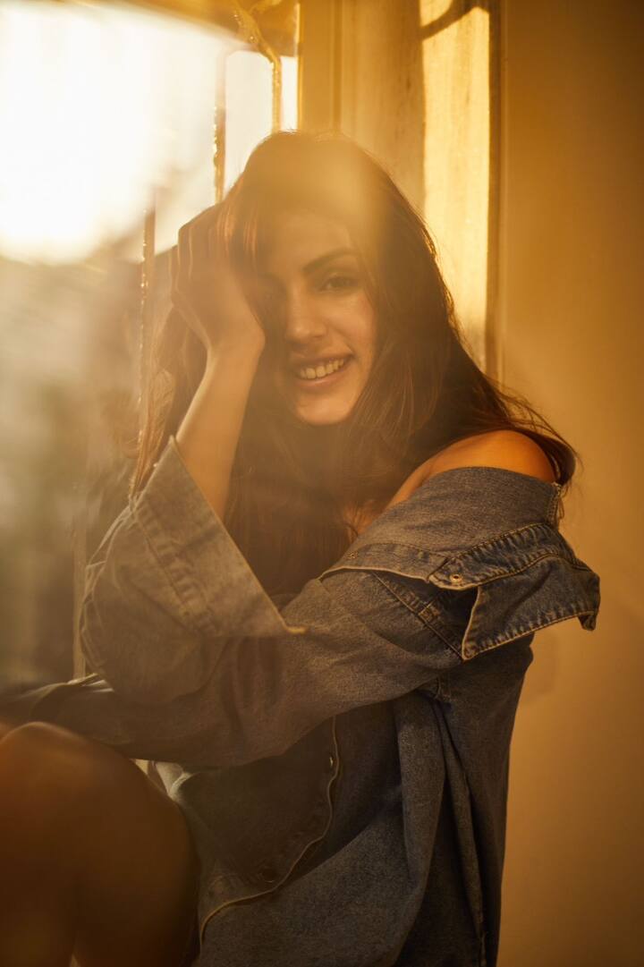 Rhea Chakraborty smiling with her cute chram under the morning sunlight is truly heartwarming.
