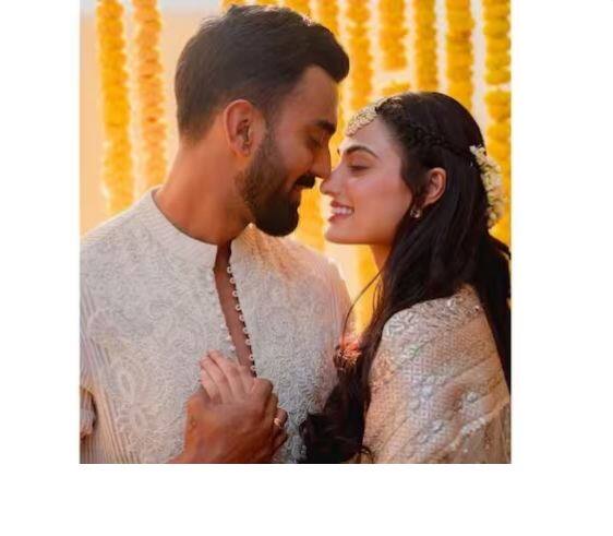ਮੀਡੀਆ 'ਚ ਚੱਲ ਰਹੀ ਖਬਰ 'ਚ ਦੱਸਿਆ ਗਿਆ ਹੈ ਕਿ ਵਿਰਾਟ ਕੋਹਲੀ ਨੇ ਰਾਹੁਲ ਨੂੰ ਕਰੀਬ 2 ਕਰੋੜ ਰੁਪਏ ਦੀ ਕਾਰ ਗਿਫਟ ਕੀਤੀ ਹੈ। ਜਦਕਿ ਮਹਿੰਦਰ ਸਿੰਘ ਧੋਨੀ ਨੇ 80 ਲੱਖ ਰੁਪਏ ਦੀ ਬਾਈਕ ਗਿਫਟ ਕੀਤੀ ਹੈ। ਹਾਲਾਂਕਿ ਇਹ ਖਬਰਾਂ ਫਰਜ਼ੀ ਹਨ, ਸੁਨੀਲ ਸ਼ੈੱਟੀ ਨੇ ਇਹ ਦੱਸਿਆ।