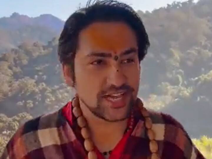 नए मिशन पर Uttarakhand पहुंचे बागेश्वर धाम के धीरेंद्र शास्त्री, कहा, 'कायदे में रहेंगे तो फायदे में रहेंगे' Bageshwar Dham Maharaj Dhirendra Krishna Shastri reached Uttarakhand advice to opponents released video नए मिशन पर Uttarakhand पहुंचे बागेश्वर धाम के धीरेंद्र शास्त्री, कहा, 'कायदे में रहेंगे तो फायदे में रहेंगे'