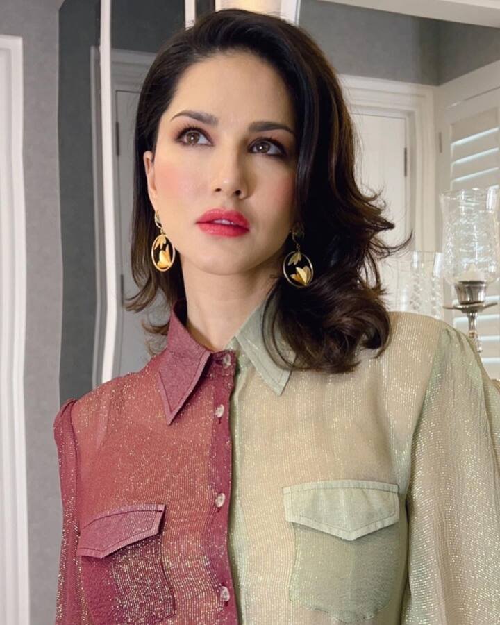 अभिनेत्री का लेटेस्ट लुक काफी वायरल हो रहा है. पार्टी में जाने के लिए अगर आप भी बोल्ड लुक सर्च कर रही हैं तो सनी लियोन का इस लुक को रिक्रिएट कर सकती हैं. पार्टी में हर किसी की नजर आप पर ठहर जाएगी.