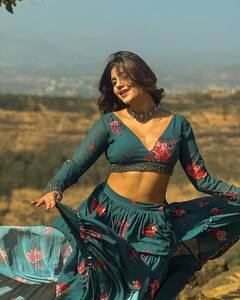 Anjali Arora Photos: बैकलेस ब्लू लहंगा-चोली पहन देसी लुक में एक बार फिर अंजलि अरोड़ा ने ढाया कहर, दिल थामकर देखें तस्वीरें