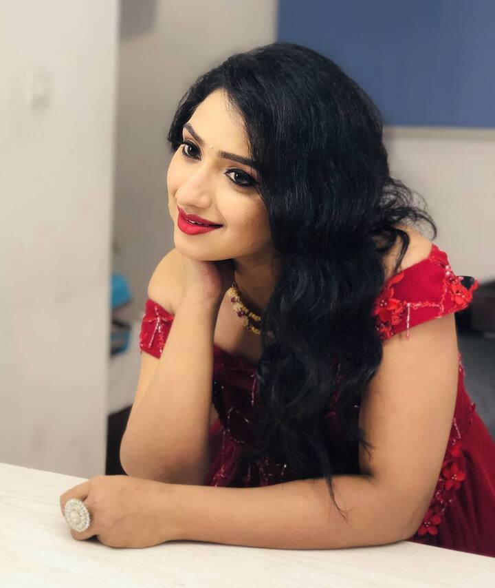 సోషల్ మీడియాలో యాక్టివ్ గా ఉండే ఆషిక ఎప్పటికప్పుడు ఫొటోస్, వీడియోస్ షేర్ చేస్తుంటుంది..