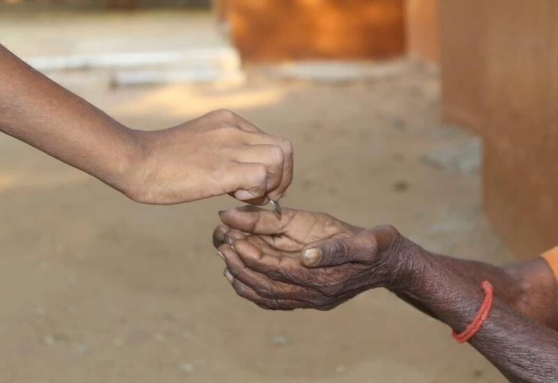 Abu Dhabi Police arrested several beggars including a female beggar owning a luxury car Woman beggar : ਮਹਿਲਾ ਭਿਖਾਰੀ ਕੋਲੋਂ ਮਿਲੇ ਕਰੋੜਾਂ ਰੁਪਏ ਤੇ ਲਗਜ਼ਰੀ ਕਾਰ, ਦੇਖ ਕੇ ਪੁਲਿਸ ਦੇ ਉੱਡੇ ਹੋਸ਼