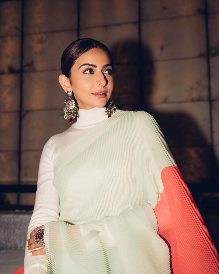 आता पुन्हा एकदा अभिनेत्रीने तिचा नवा लूक चाहत्यांसोबत शेअर करून हृदयाचे ठोके वाढवले ​​आहेत. दरवेळेप्रमाणेच, रकुल ताज्या फोटोंमध्ये खूपच सुंदर आणि आकर्षक दिसत आहे. (फोटो सौजन्य : rakulpreet/इंस्टाग्राम)