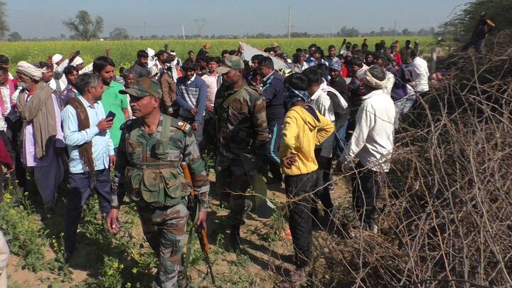 एयर फोर्स और डिफेंस अधिकारी मौके पर पहुंचकर दुर्घटना के कारणों की जांच में लग गए हैं.