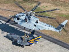 यूएस मरीन कॉर्प्स के चॉपर ने अमेरिका के F-35C फाइटर जेट को हवा में लटकाया, जानें क्या है पूरा मामला