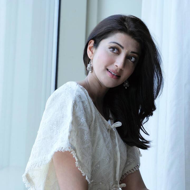 నిత్యం సోషల్ మీడియాలో పోస్టు చేసే ఆమె ఫోటోలు నెటిజన్లను తెగ ఆకట్టుకుంటున్నాయి. Photo Credit: Pranitha Subhash/ Instagram