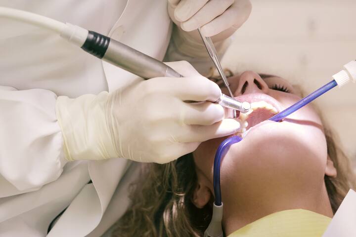 গবেষক দল জানাচ্ছে, পিরিওডনটিটিস (Periodontitis) এর সঙ্গে হৃদযন্ত্রে ফাইব্রোসিসের (Fibrosis) একটা যোগাযোগ মিলেছে। এটা এমন একটা সমস্যা যার ফলে হার্টবিট (Heartbeat) বা হৃৎস্পন্দন অনিয়মিত হয়ে পড়ে।