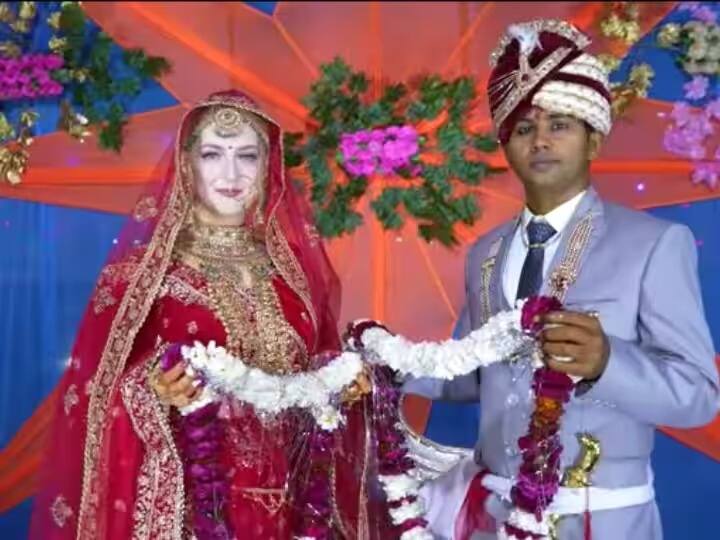 swedish girl come to india meet for facebook lover marriage with pawan of etah uttar pradesh marathi news Trending News : स्वीडिशची मुलगी युपीच्या मुलाच्या प्रेमात; लग्न करण्यासाठी स्वीडनवरून आली भारतात
