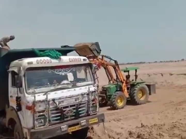 Bhopal : खनिज मंत्री के गढ़ में छलनी हो रहीं नर्मदा मैया, सड़कों पर दौड़ रहे अवैध रेत से भरे ओवरलोडेड डंपर Bhopal Narmada Maiya is being spilled in stronghold of Minister of Minerals, illegal sand-filled overloaded dumpers are running on road ann Bhopal : खनिज मंत्री के गढ़ में छलनी हो रहीं नर्मदा मैया, सड़कों पर दौड़ रहे अवैध रेत से भरे ओवरलोडेड डंपर