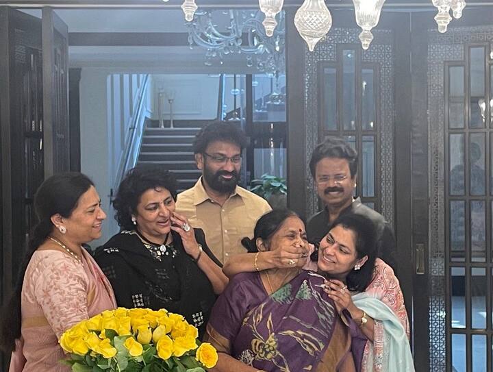ఈ సందర్భంగా అంజనా దేవికు పుట్టిన రోజు శుభాకాంక్షలు తెలియజేశారు. Photo Credit@Chiranjeevi/Instagram