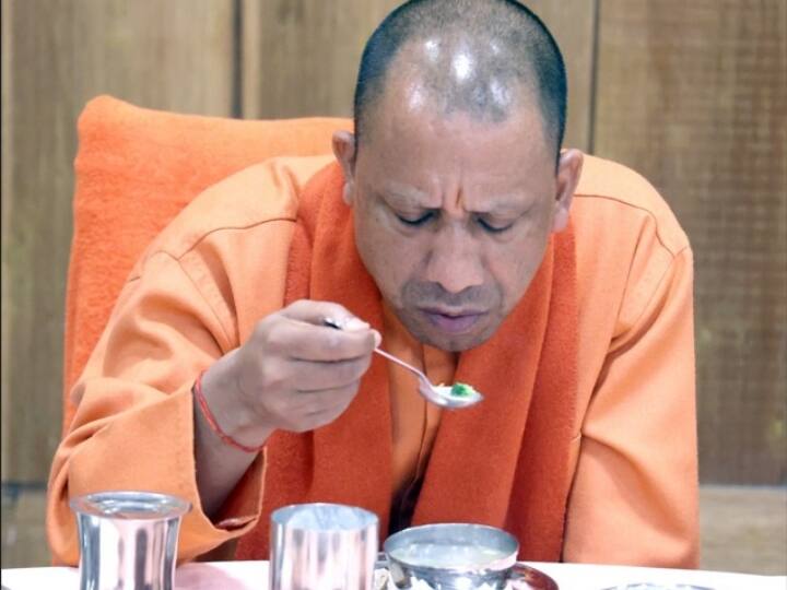 इसके बाद मुख्यमंत्री आवास पर मंत्रिमंडल और अधिकारियों के लिए रात्रिभोज का इतंजाम किया गया. वहां सीएम योगी के साथ कई मंत्रियों को चर्चा करते देखा गया.