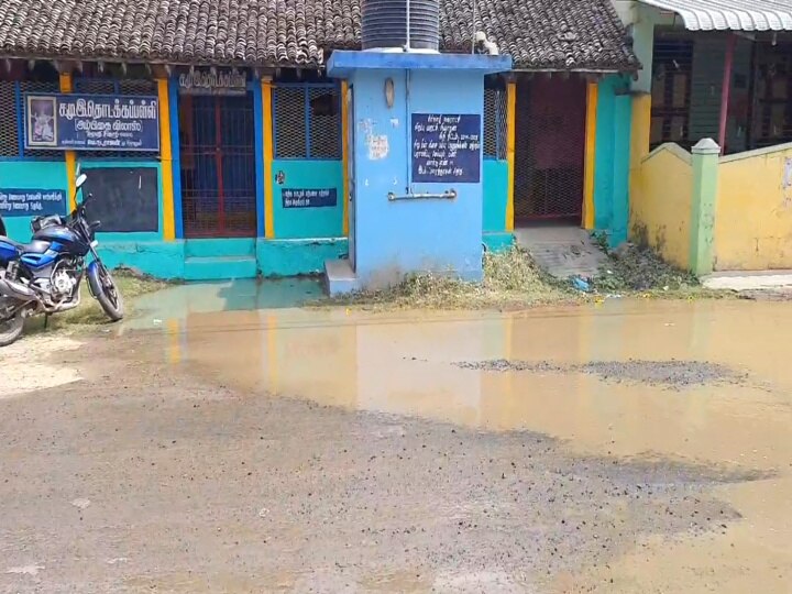 பிரதான சாலையில் பெருக்கெடுக்கும் கழிவுநீர்... சீர்காழியில் சுகாதார சீர்கேடு... அலட்சிய போக்கில் நகராட்சி!