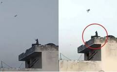 Viral Video: ਛੱਤ 'ਤੇ ਖੜ੍ਹੇ ਹੋ ਕੇ ਪਤੰਗ ਉਡਾਉਂਦੇ ਨਜ਼ਰ ਆਇਆ ਬਾਂਦਰ, ਦੇਖੋ ਮਜ਼ੇਦਾਰ ਵੀਡੀਓ