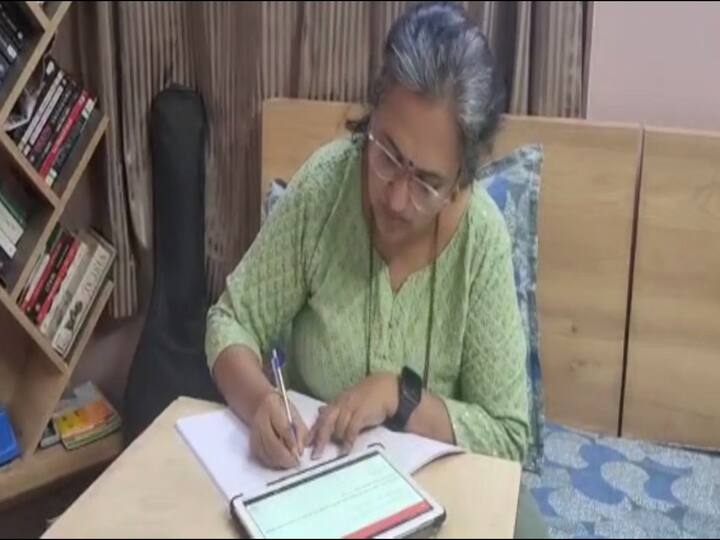 मात्र, अशा पध्दतीने ज्ञानेश्वरी लिहिणं तसं कठीण होतं. त्यातल्या त्यात शंभर दिवसात हे करणं जरा जास्तच कठीण होत मात्र त्यात क्रांती नाईक यांना त्यांच्या कुटुंबाने मोठी साथ दिली.