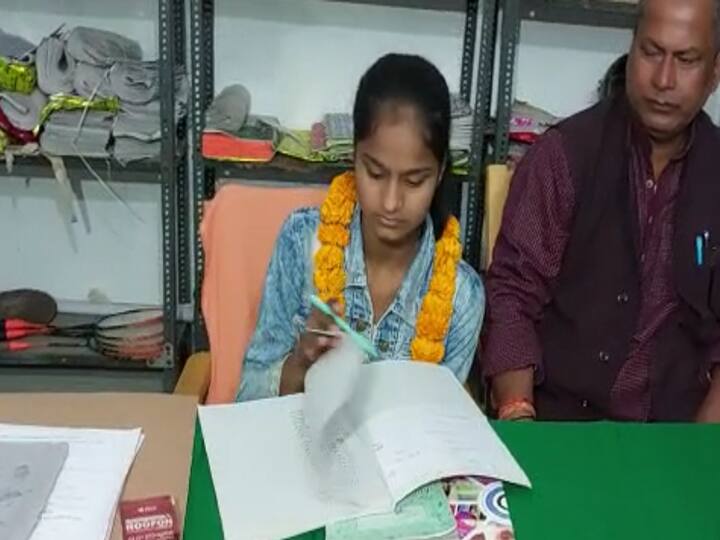 Bihar: In Rohtas Ninth Standard Student Became Village Head for Three days Investigating Government Schemes, know why she got the chair? ann Bihar: रोहतास में 9वीं की छात्रा 3 दिनों के लिए बनी मुखिया, सरकारी योजनाओं की कर रही जांच, जानें क्यों मिली कुर्सी?