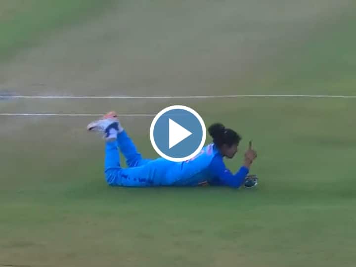 U19 Women's T20 World Cup 2023: Archana ने हवा में छलांग लगाकर लपका एक हाथ से कैच, वीडियो वायरल U19 Women's T20 World Cup 2023: Indian Women's team player Archana Devi took a splendid catch against England Women team in final match U19 Women's T20 World Cup 2023: Archana ने हवा में छलांग लगाकर लपका एक हाथ से कैच, वीडियो वायरल