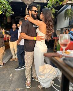 Mouni Roy Pics: फैमिली और फ्रेंड्स संग मौनी ने सेलिब्रेट की फर्स्ट वेडिंग एनिवर्सरी, सामने आईं ये लेटेस्ट तस्वीरें