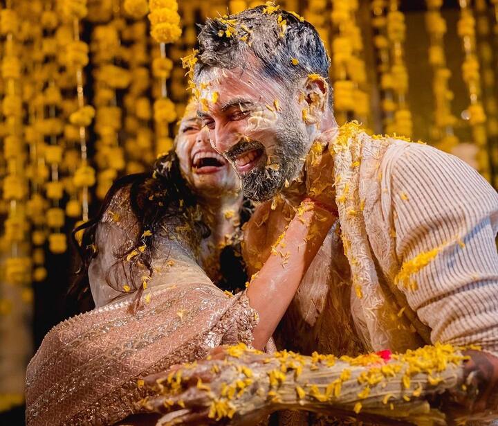 कुछ दिन पहले अथिया शेट्टी ने हल्दी सेरेमनी की तस्वीरें शेयर की थीं जिनमें कपल खिलखिलाते हुए नजर आये थे.
