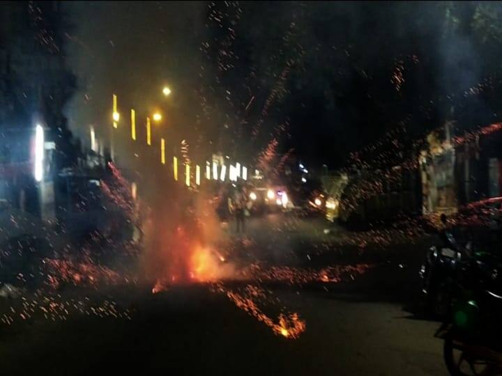 Supporters of M.K.Azhagiri's birthday party celebrated by bursting firecrackers and offering sweets Madurai: மு.க.அழகிரிக்கு பிறந்த நாள்: ஆதரவாளர்கள் பட்டாசு வெடித்து இனிப்பு வழங்கி கொண்டாட்டம் !