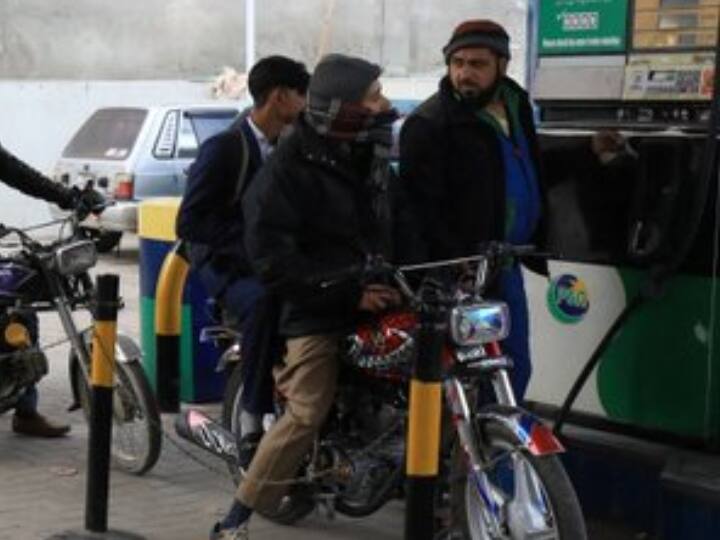 Pakistan Petrol And Diesel Prices Hike by Rs 35 Per Litre Inflation Increased Pakistan Inflation: पेट्रोल-डीजल में 35 रुपये का इजाफा, केरोसीन की कीमतें भी आसमान पर, जानें प्रति लीटर अब कितना है दाम