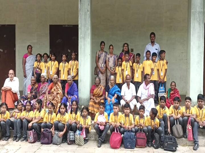 mayiladuthurai school Attempt to explain joint family importance to students TNN ஆதரவற்ற முதியோர்களுடன் இணைந்து  ‘வாரிசு’ படம் பார்த்த பள்ளி மாணவர்கள்