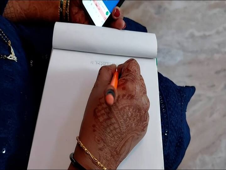 100 दिवसात जिथे सरळ अक्षरात ज्ञानेश्वरी लिहिणं अवघड आहे, तीच ज्ञानेश्वरी अहमदनगरच्या क्रांती नाईक यांनी उलट्या अक्षरात लिहून पूर्ण केली आहे.